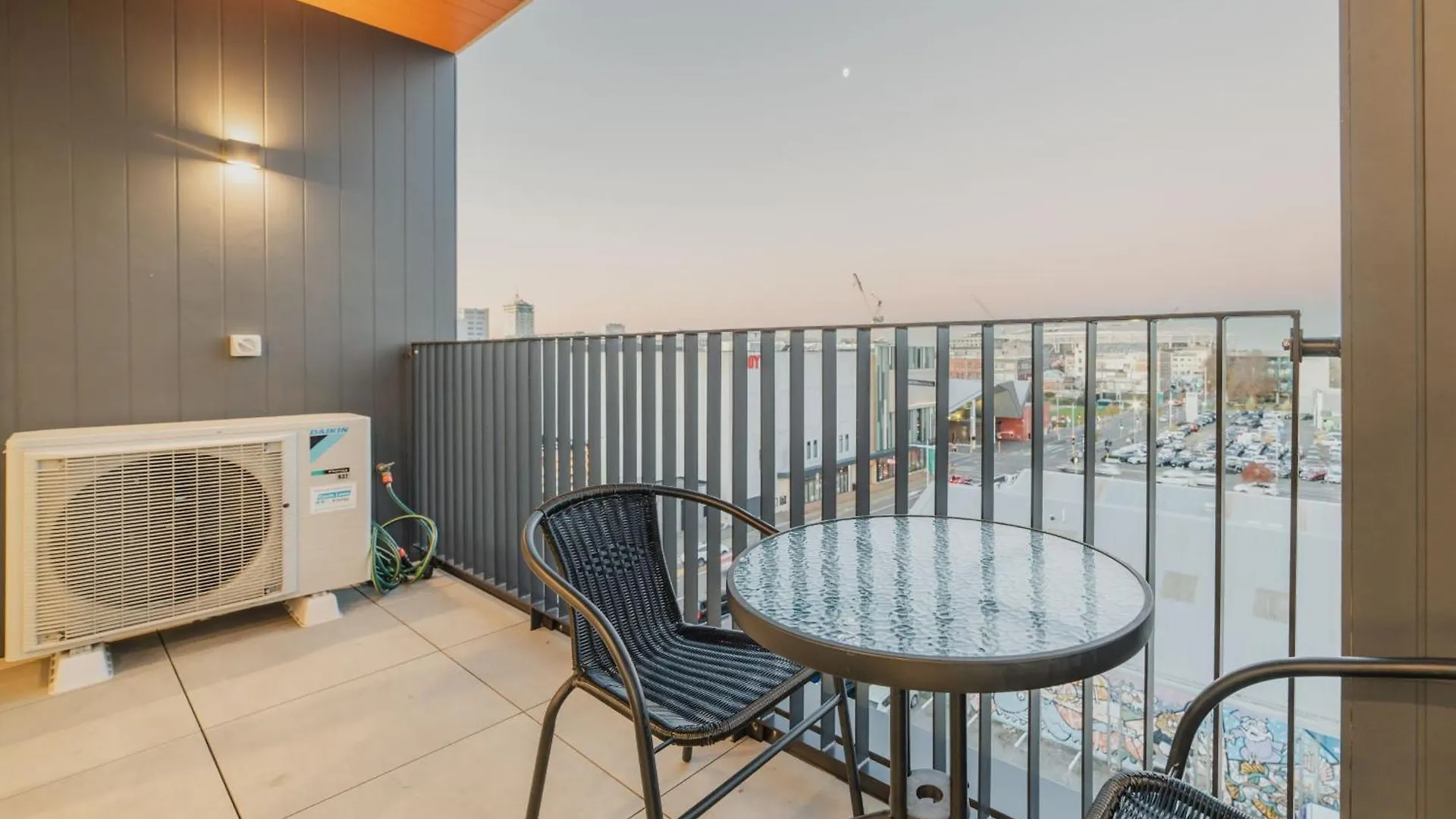 Tuam St Stay - 1Br With Balcony Bath Christchurch Apartment